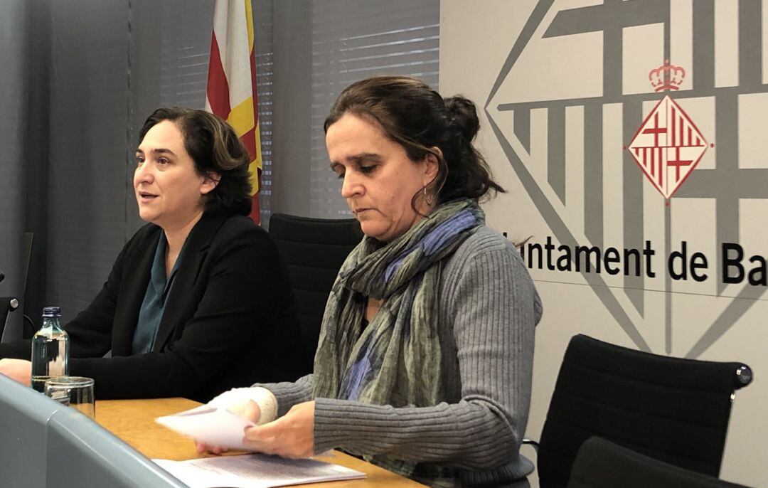 La comisionada de Salud de Barcelona, Gemma Tarafa, y la alcaldesa, Ada Colau