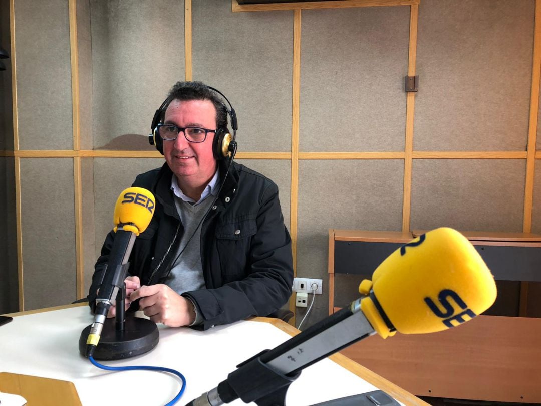 Manuel Andrés González (PP) en el estudio de Radio Huelva.
