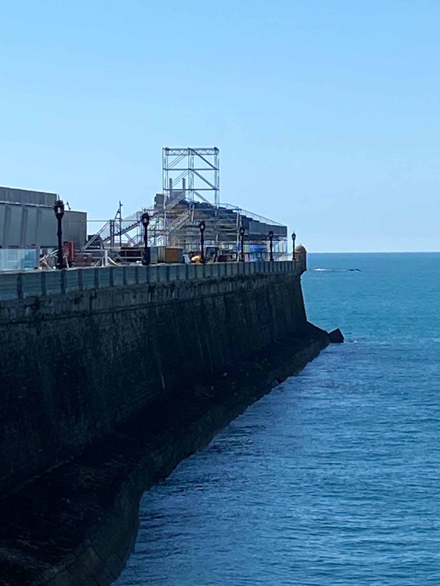 Vista de los preparativos en el paseo de Santa Bárbara