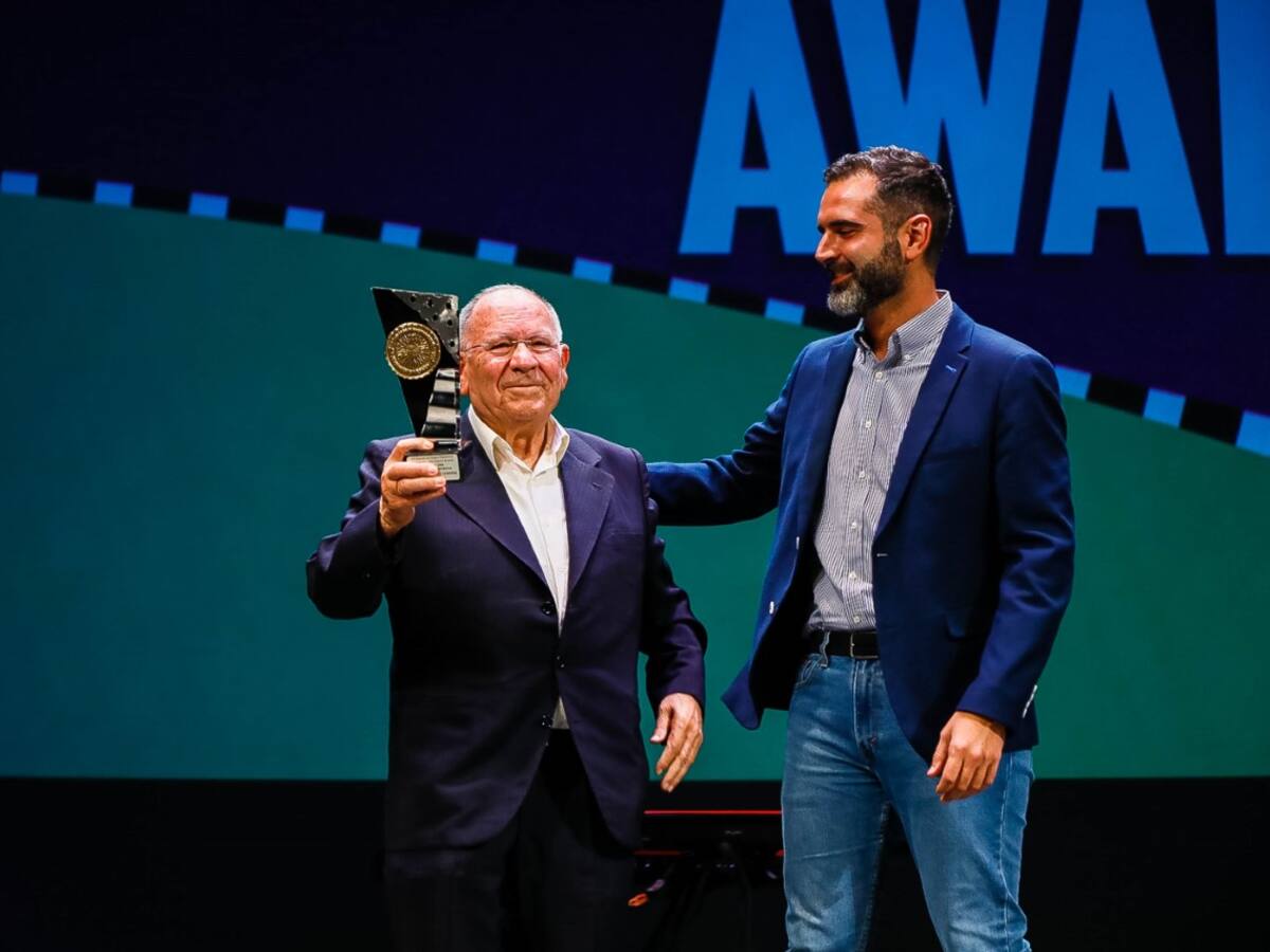Cruz Almansa luce el escudo de oro de Almería