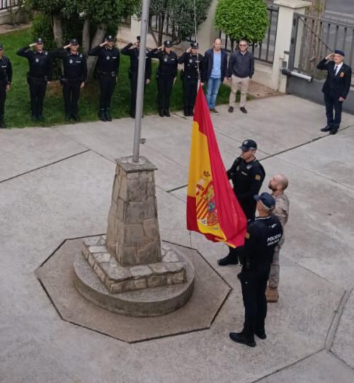La Policía Local protagoniza el izado de bandera en la Subdelegación de Defensa
