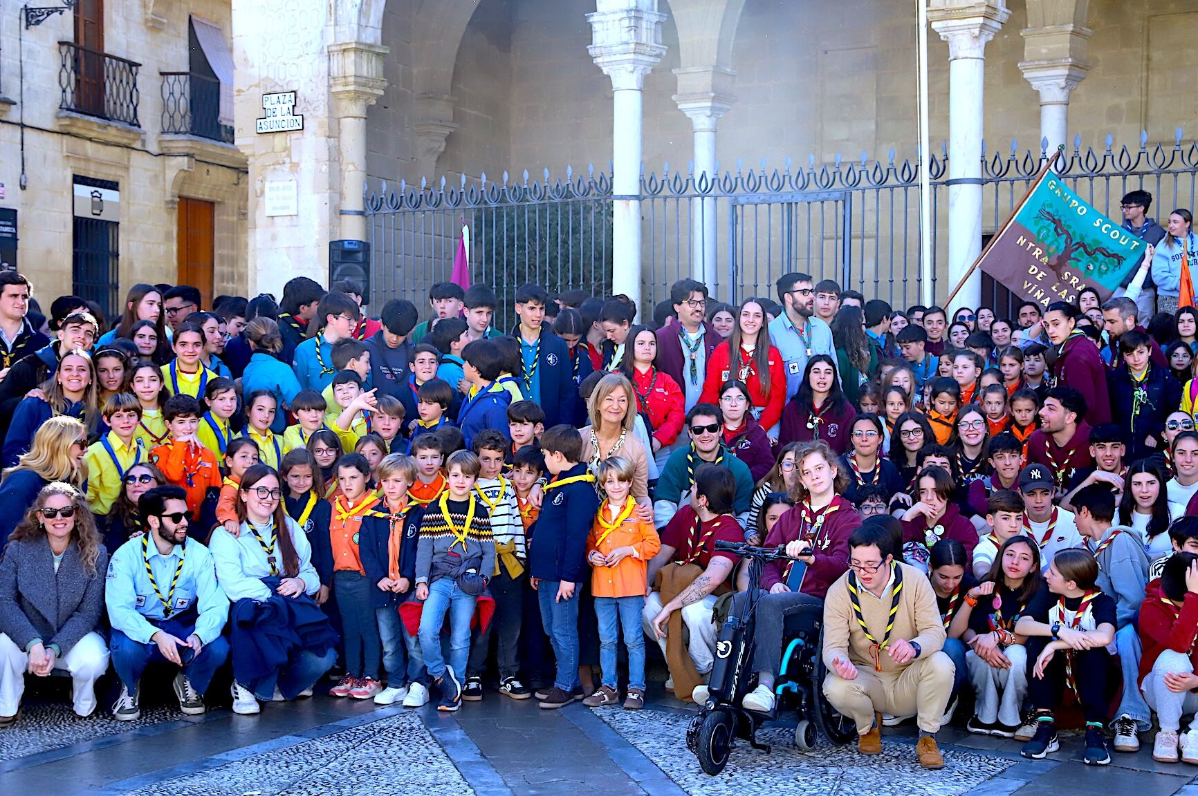 Un numeroso grupo de Scouts en la plaza de la Asunción