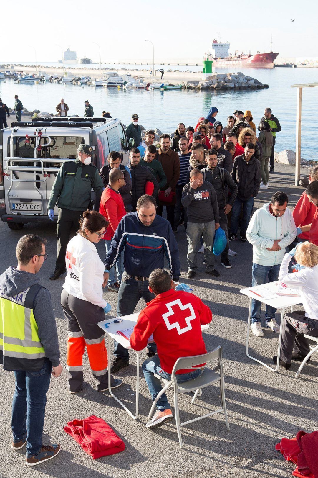 Cruz roja atiende a los inmigrantes trasladados por Salvamento Marítimo al puerto de Motril