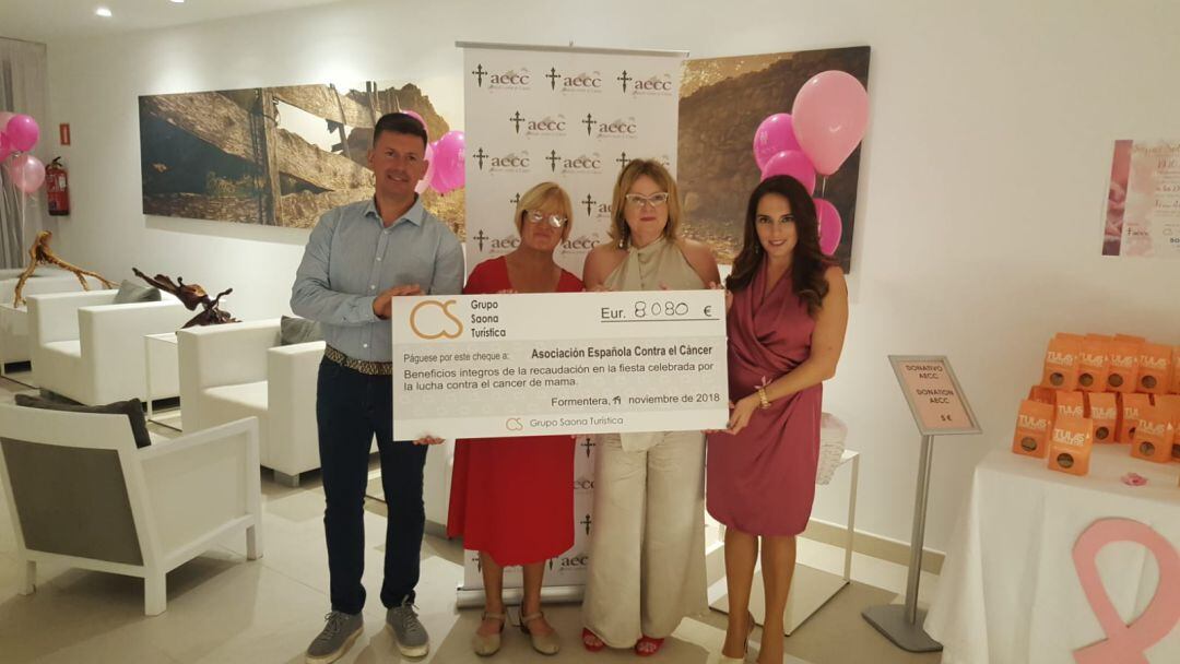 Los representantes de la Asociación posan con el cheque de 8.000 euros