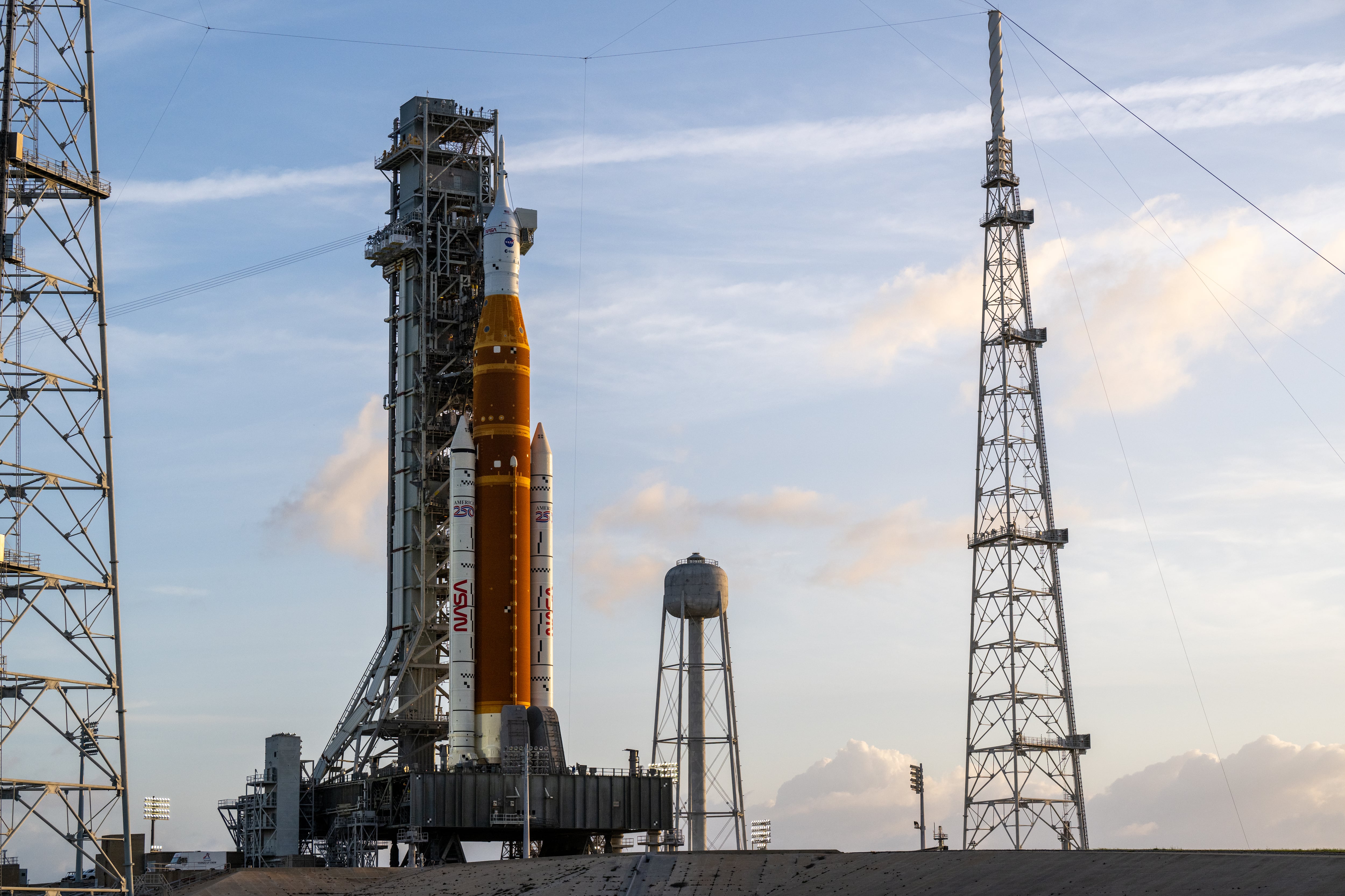 Fotografía cedida por la NASA donde se muestra el cohete del Sistema de Lanzamiento Espacial y la nave espacial Orion de la misión Artemis II sobre una plataforma de lanzamiento