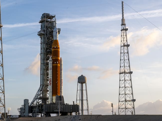 Fotografía cedida por la NASA donde se muestra el cohete del Sistema de Lanzamiento Espacial y la nave espacial Orion de la misión Artemis II sobre una plataforma de lanzamiento