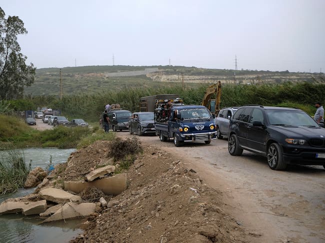Los bombardeos israelíes en los puentes que llevan al sur de Líbano han creado colas kilométricas de desplazados que esperan para poder volver a sus casas tras el alto el fuego.