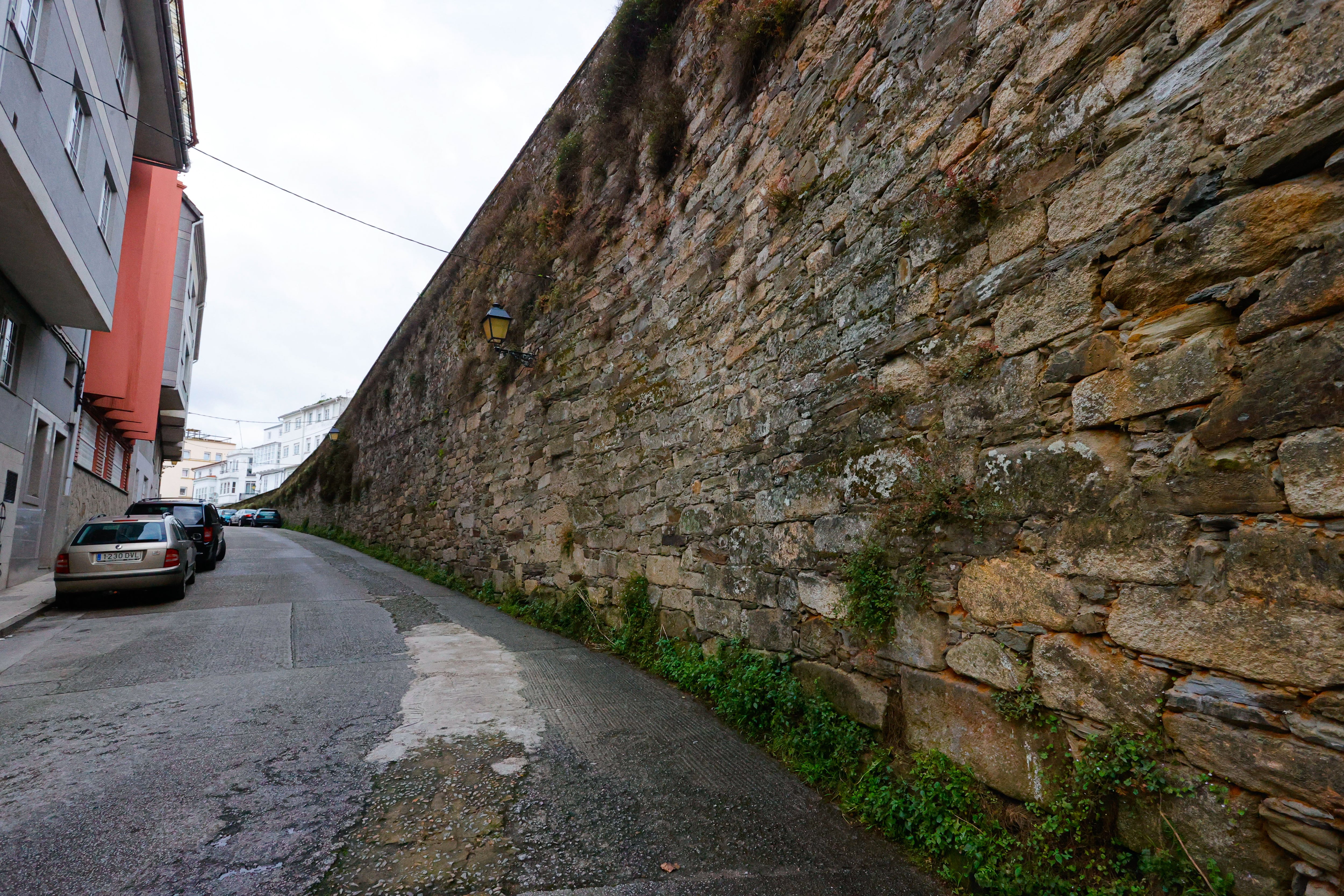 PONTEDEUME, 21/10/2022.- La represión franquista supuso el asesinato de unas 125 personas en el entorno de Pontedeume, según apunta el Ateneo Fernán Martís, un colectivo local que presenta un plan para resignificar &#039;O valo de Porto&#039;, un muro levantado de 1938 a 1942, como monumento a las víctimas del régimen. Su vicepresidente, Pepe Barro (imagen), cuenta que sacar a la luz lo ocurrido en dictadura, justo cuando entra en vigor la Ley de Memoria Democrática, es una asignatura pendiente. EFE/ Kiko Delgado