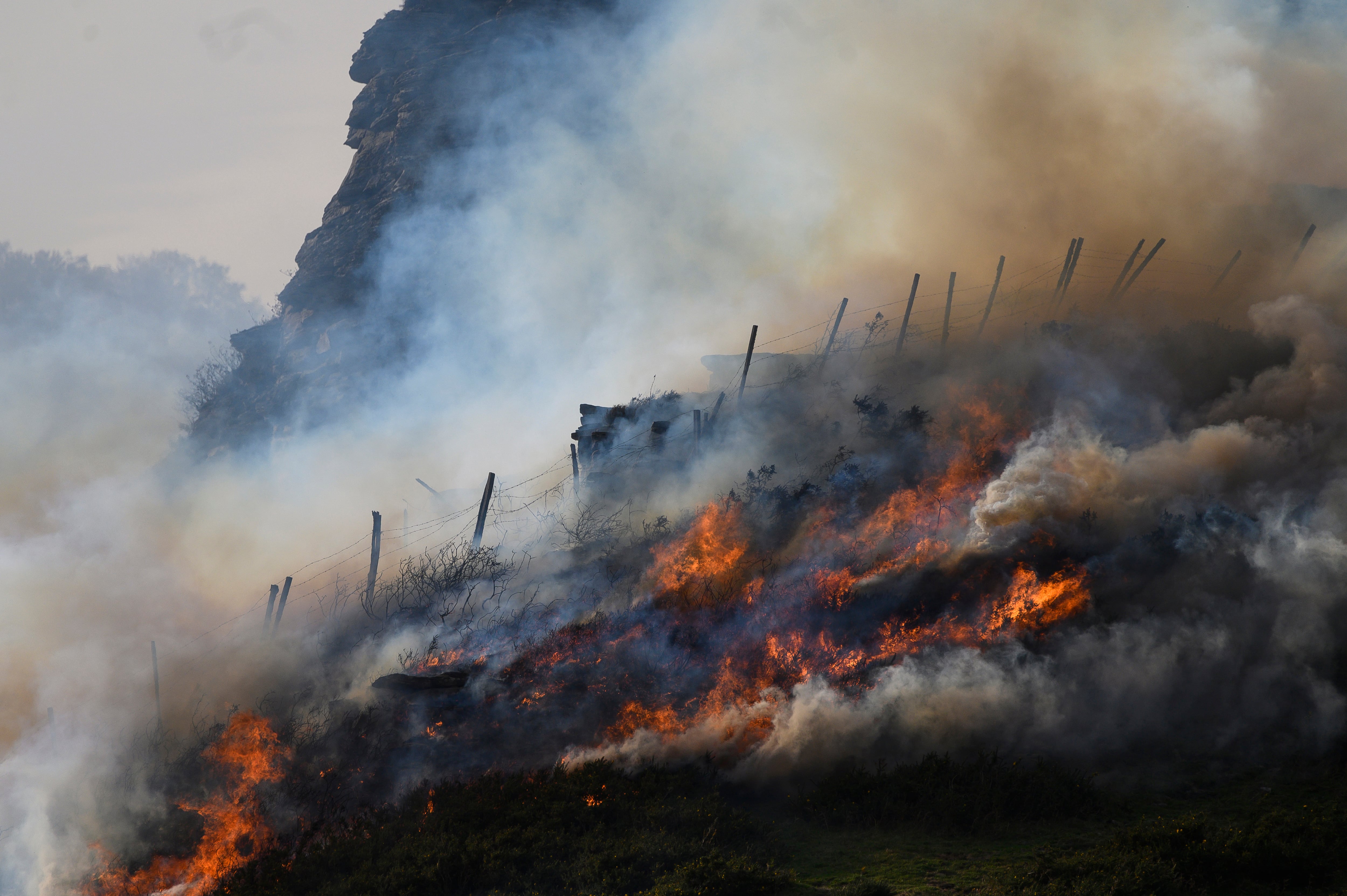 Archivo- BARCENA DE PIE DE CONCHA (CANTABRIA), 28/10/2022.- Vista del incendio forestal declarado este viernes en la localidad cántabra de Barcena de Pie de Concha. Cantabria ha registrado en las últimas horas una veintena de incendios forestales, 8 de ellos ya controlados y 2 estabilizados, que elevan a cien el número total desde que empezó el mes de octubre. Los activos se encuentran en los municipios de Mazcuerras (2), Molledo (2), Bárcena de Pie de Concha (2), Polaciones, San Roque de Riomiera, Arredondo y Santiurde de Toranzo. EFE/ Pedro Puente Hoyos