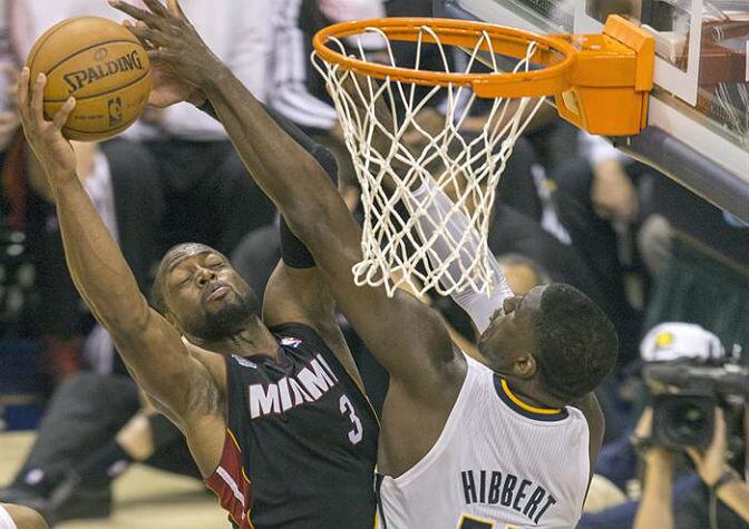 Wade intenta tirar a canasta ante Hibbert