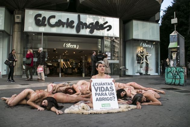 Activistas desnudos protestan contra el maltrato animal en la industria peletera