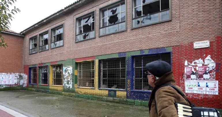 Un ciudadano observa el exterior del antiguo colegio San Juan de la Cruz