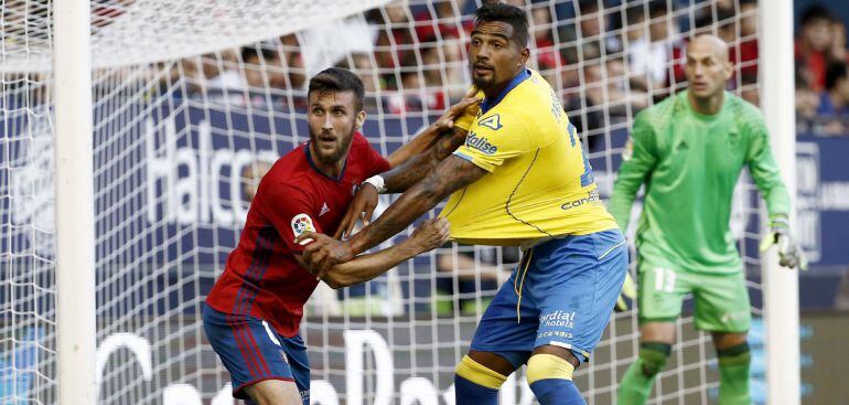 Oier y Boateng, durante el encuentro de El Sadar