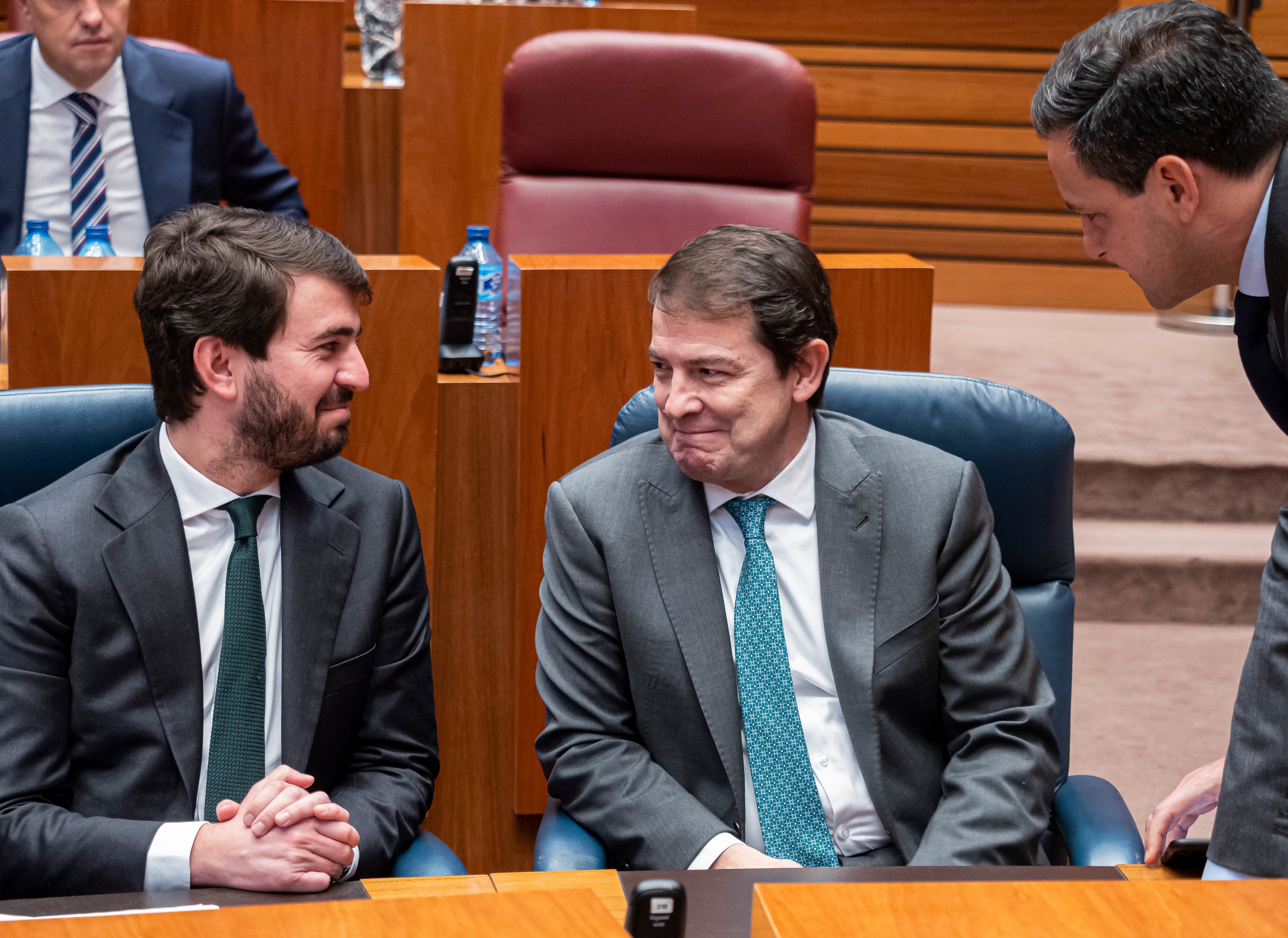 El presidente de Castilla y León, Alfonso Fernández Mañueco (d), y su vicepresidente Juan García-Gallardo (i)