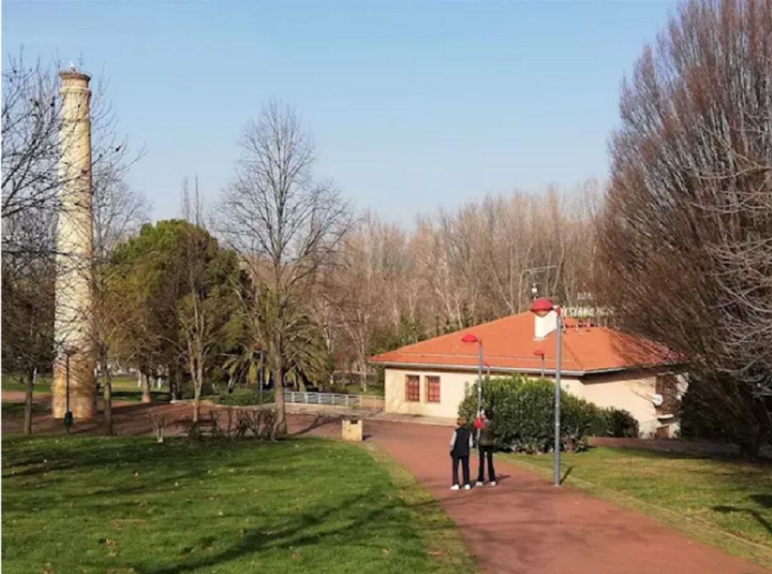 Edificio de titularidad municipal junto a la chimenea del Parque del Ebro