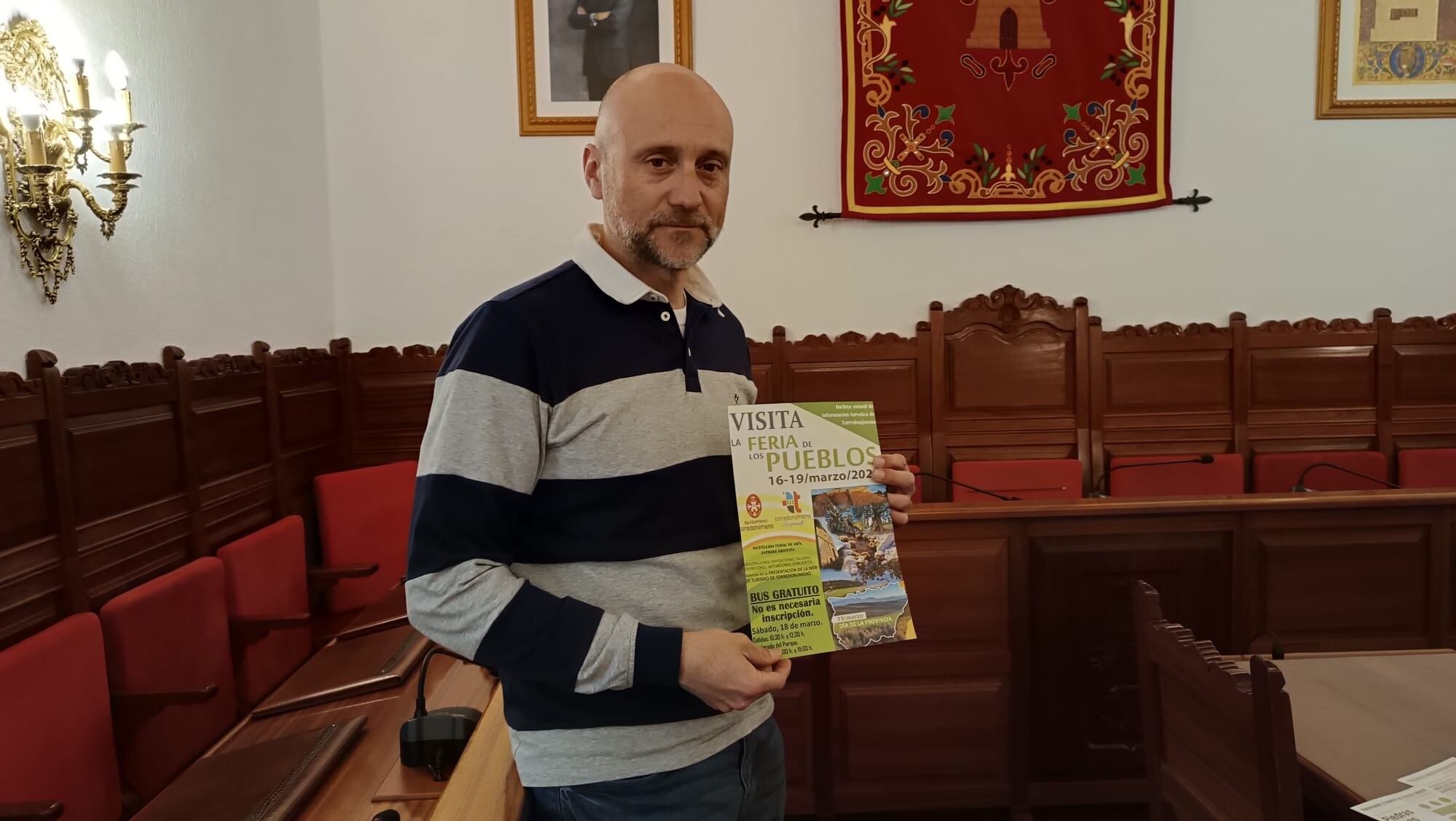 José Juan Tudela muestra la presencia de Torredonjimeno en la Feria de los Pueblos