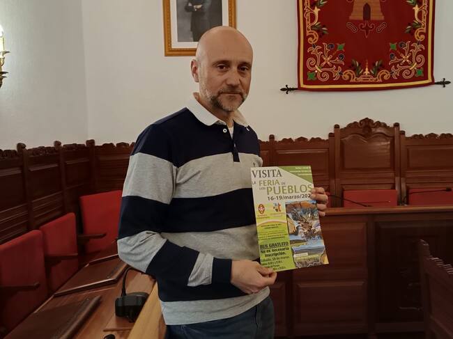 José Juan Tudela muestra la presencia de Torredonjimeno en la Feria de los Pueblos