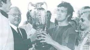 Luis Ausaberri con el trofeo de campeones de España de Aficionados de la SD Huesca