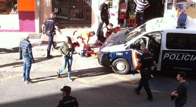 El agente herido es atendido inmediatamente después del suceso