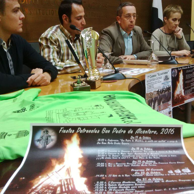 Presentación de las fiestas patronales de Alcántara con el cartel y la camiseta conmemorativa de la I Carrera Alcantarina.