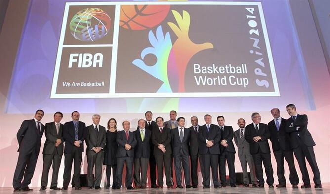 Fotografía de familia de los asistentes al acto de presentación del Mundial de baloncesto que organizará España en 2014