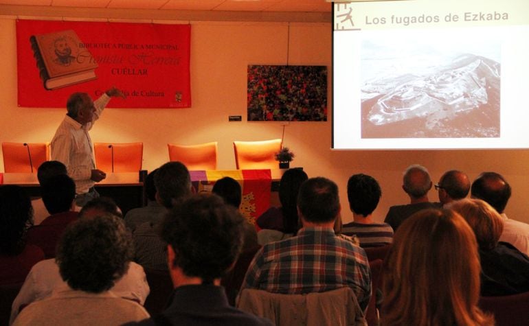 Fermín Ezkieta durante la charla impartida en Cuéllar sobre &#039;Los fugados de Ezkaba&#039;