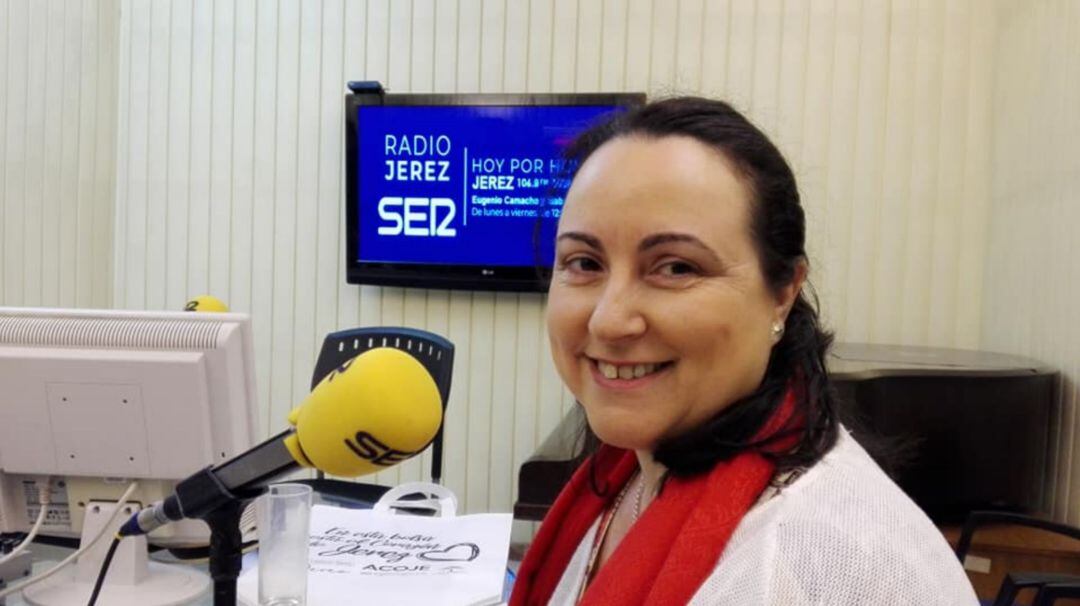 Nela García, presidenta de ACOJE, en los estudios de Radio Jerez