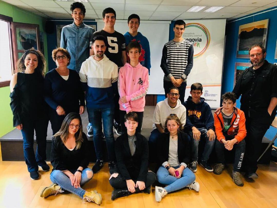 Foto de familia de varios de los componentes de los grupos que han presentado ideas al concurso