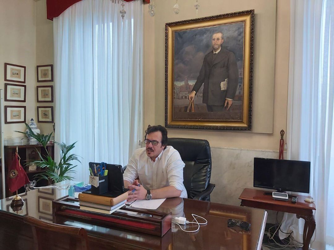 El alcalde de Cádiz siguiendo el Pleno extraordinario por el Covid-19, en una foto de archivo