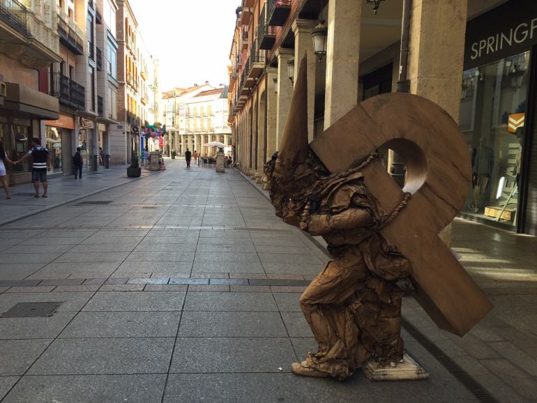 Una llamativa &quot;P&quot; de Palencia instalada en la Calle Mayor con motivo de las fiestas y que tiene sabor cofrade