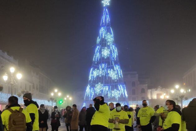 Agentes de policía local interrumpieron el acto de encendido de las luces de Navidad