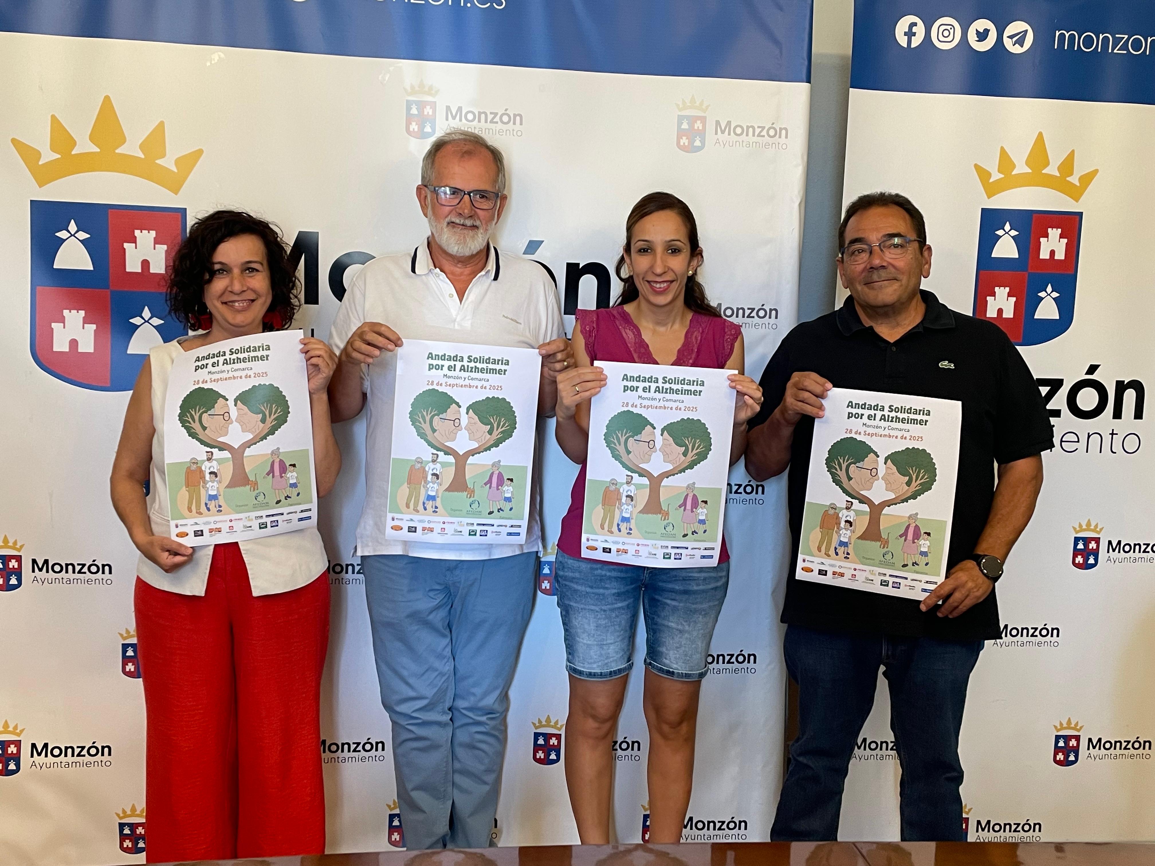 La concejal de Servicios Sociales, Mirella Martínez, el presidente de la Asociación de Familiares de Alzheimer y Otras Demencias (AFEDAM), Juan Rosas, la vocal de la entidad, Pilar Martín, y el presidente de la Comarca del Cinca Medio, José María Civiac.