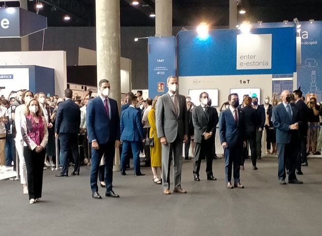 El presidente de la Generalitat, Pere Aragonès, junto al rey Felipe VI y el presidente del Gobierno, Pedro Sánchez, en el interior de la Fira de Barcelona