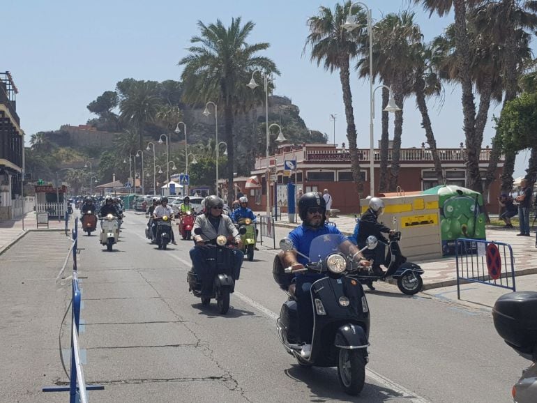 Moto Vespas paseando por la Playa de San Cristobal de Almuñécar