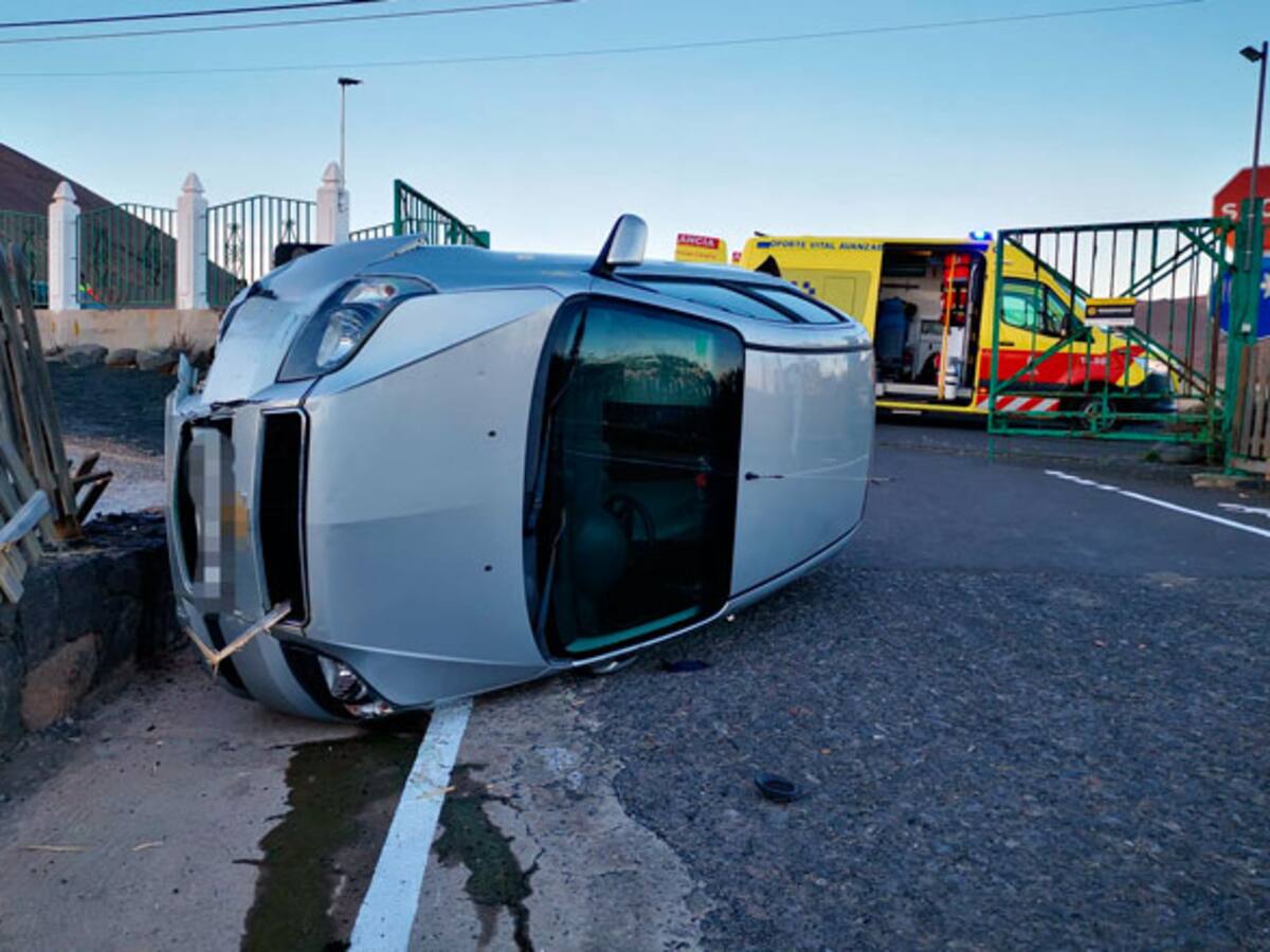 Se sale de la calzada y termina volcado en un centro de acogida de migrantes