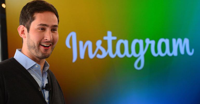 Kevin Systrom posa delante del logotipo de la red social Instagram