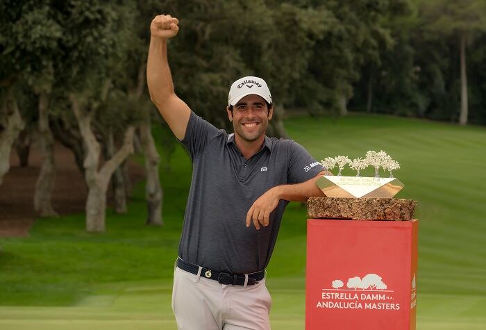 Otaegui posa con la copa de campeón