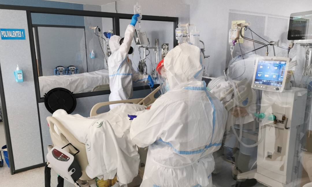 Sanitarios atienden a un paciente en la UCI covid de Torrecárdenas.