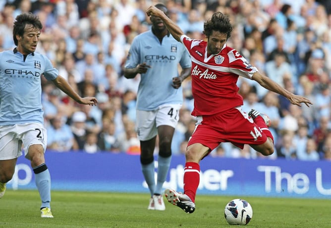 El jugador español Esteban Granero, nuevo fichaje del Queens Park Rangers, golpea el balón durante el partido de la Premier League inglesa de fútbol que enfrentó a su equipo contra el Manchester City