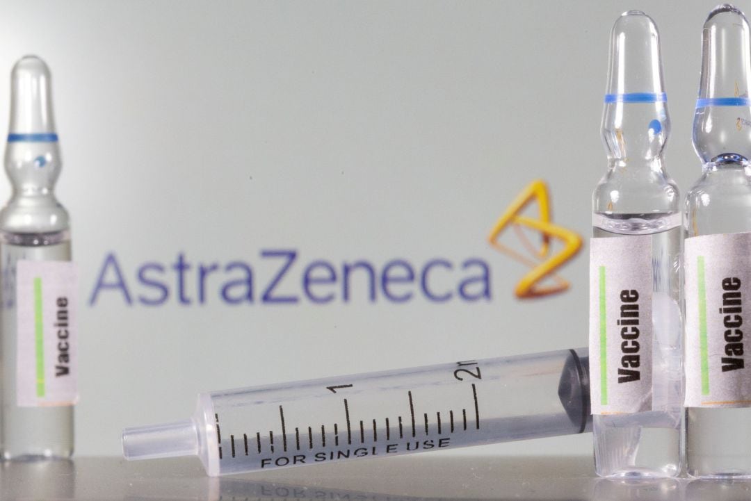 Imagen de archivo de unas muestras frente al logo de AstraZeneca