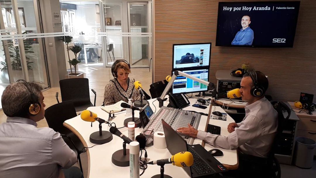 El debate sobre el confinamiento contó en los estudios Isilla de Radio Aranda - Cadena SER con la presencia de Roberto Rojo (i), vicepresidente de ASEMAR y la socióloga Cristina Martín, junto a Valentín García.
