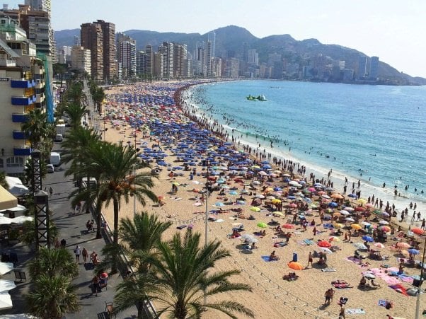 La playa de Levante de Benidorm durante la temporada alta en una imagen de archivo