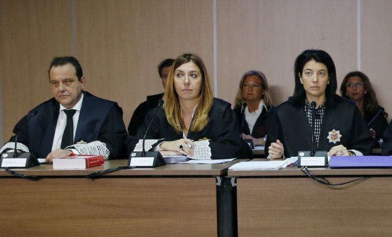 PALMA DE MALLORCA,.- Los fiscales Anticorrupción Pedro Horrach y Ana Lamas, ayer en la primera sesión del Caso Noós, junto a la abogada del Estado, Dolores Ripoll.