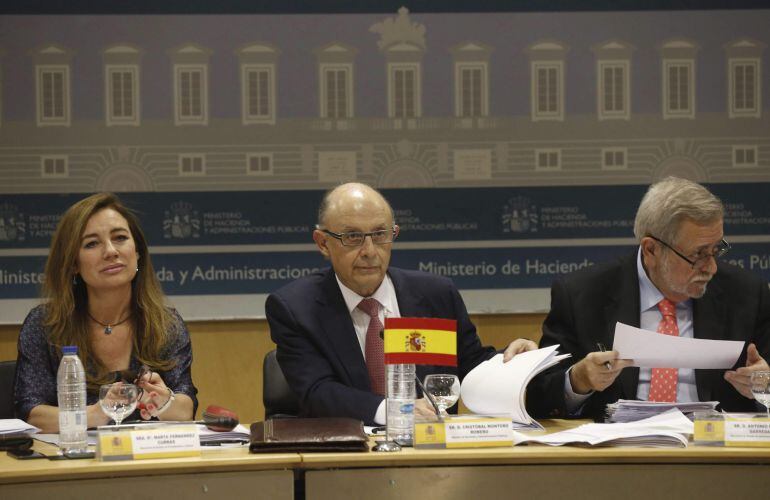 El ministro de Hacienda y Administraciones Públicas, Cristóbal Montoro junto al secretario de Estado de Administraciones Públicas, Antonio Beteta, y la secretaria de Estado de Presupuestas, Marta fernández Curras.