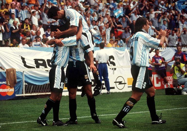 La selección argentina celebra un gol en el Mundial de Francia de 1998.