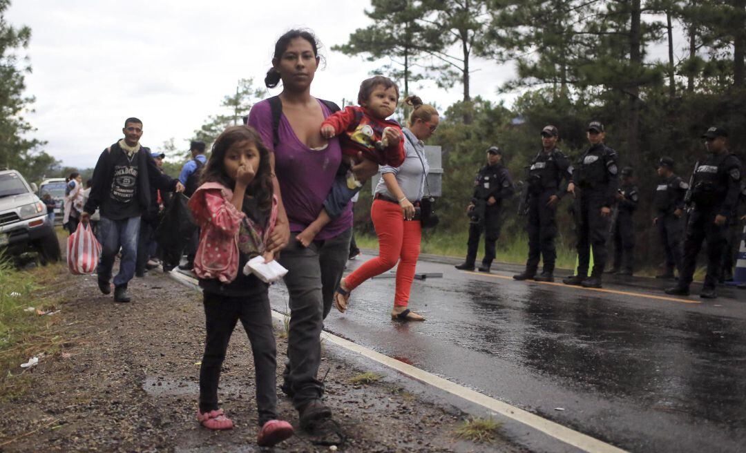 Migrantes hondureños caminan hacia la frontera entre Honduras y Guatemala.