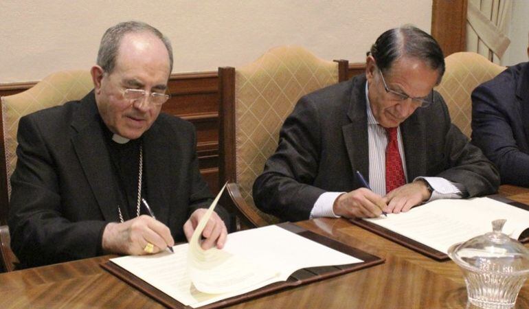 El arzobispo de Sevilla, Juan José Asenjo Pelegrina, y el presidente de la Fundación Sevillana Endesa, Antonio Pascual, firman el convenio para la iluminación artística del templo de Santa María la Blanca