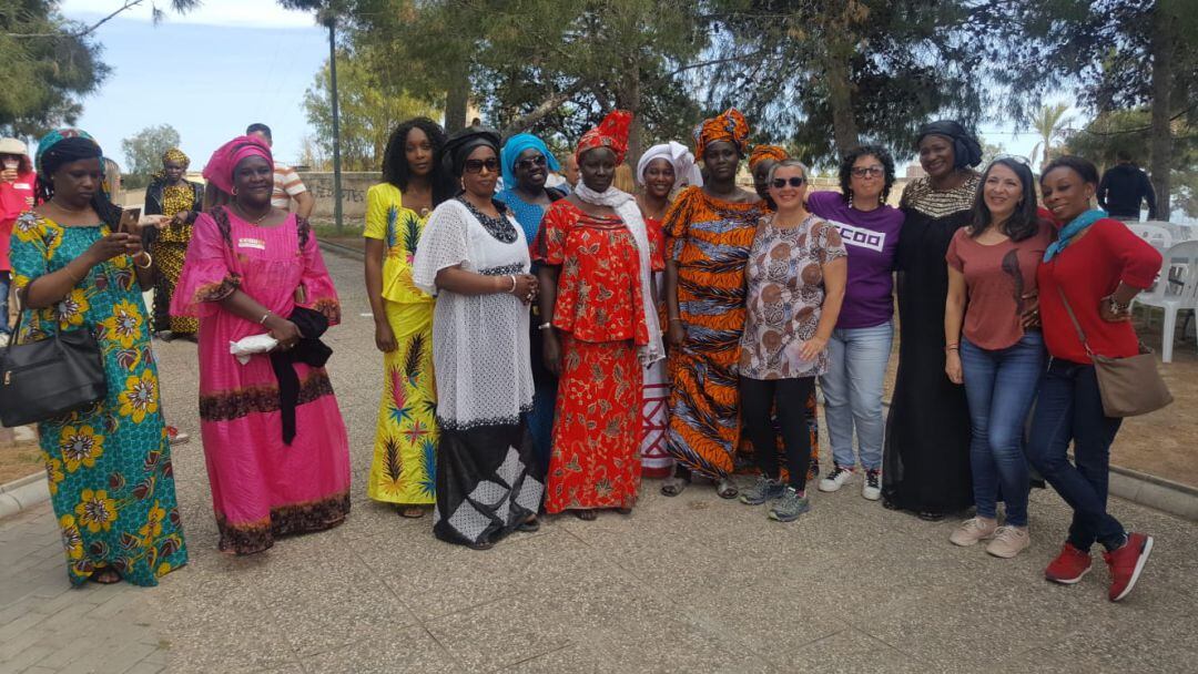 Las integrantes de la nueva asociación de mujeres senegalesas de Alicante posan con Consuelo Navarro, secretaria general de Comisiones Obreras en l&#039;Alacantí-les Marines.