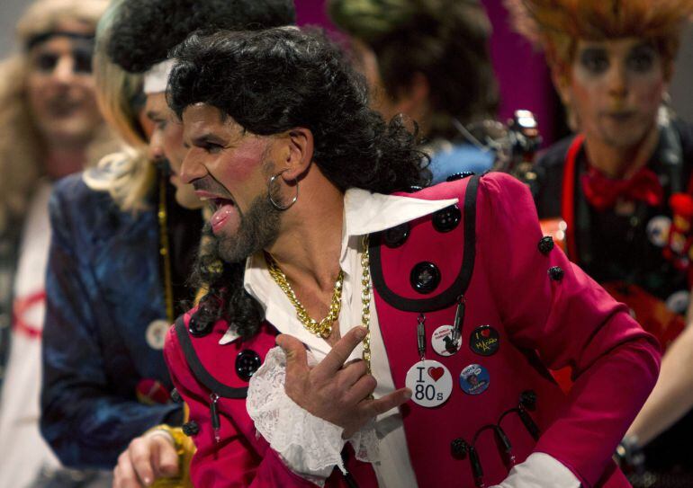 La chirigota &quot;Los superpop&quot; durante su actuación en la final del Concurso de Agrupaciones Carnavalescas en el Gran Teatro Falla, en Cádiz. EFE/Román Ríos.