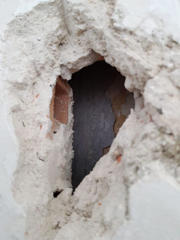 Agujero donde se asoma parte de la fachada de la Casa de la Camorra